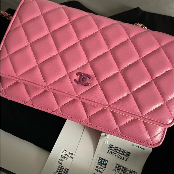 CHANEL PINK 21P WOC IRIDESCENT HARDWARE LIMITED EDITION Beautiful 💕 ❌sold FF❌ - Picture 10 of 16